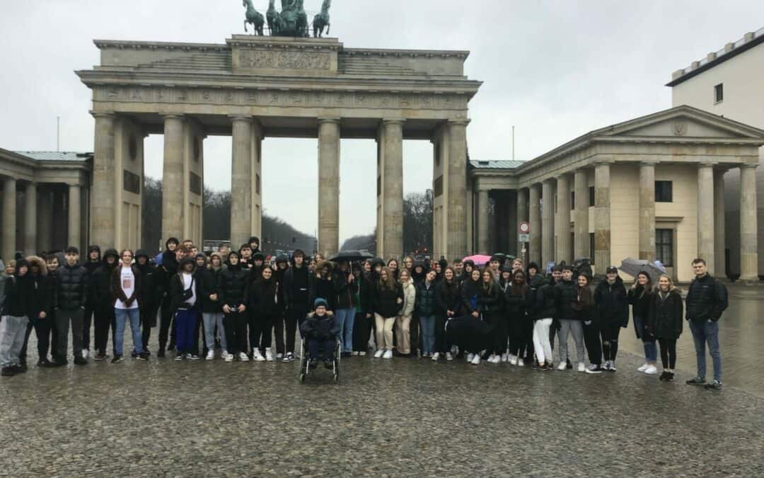 Students stand in front of the Brandenburg Gate