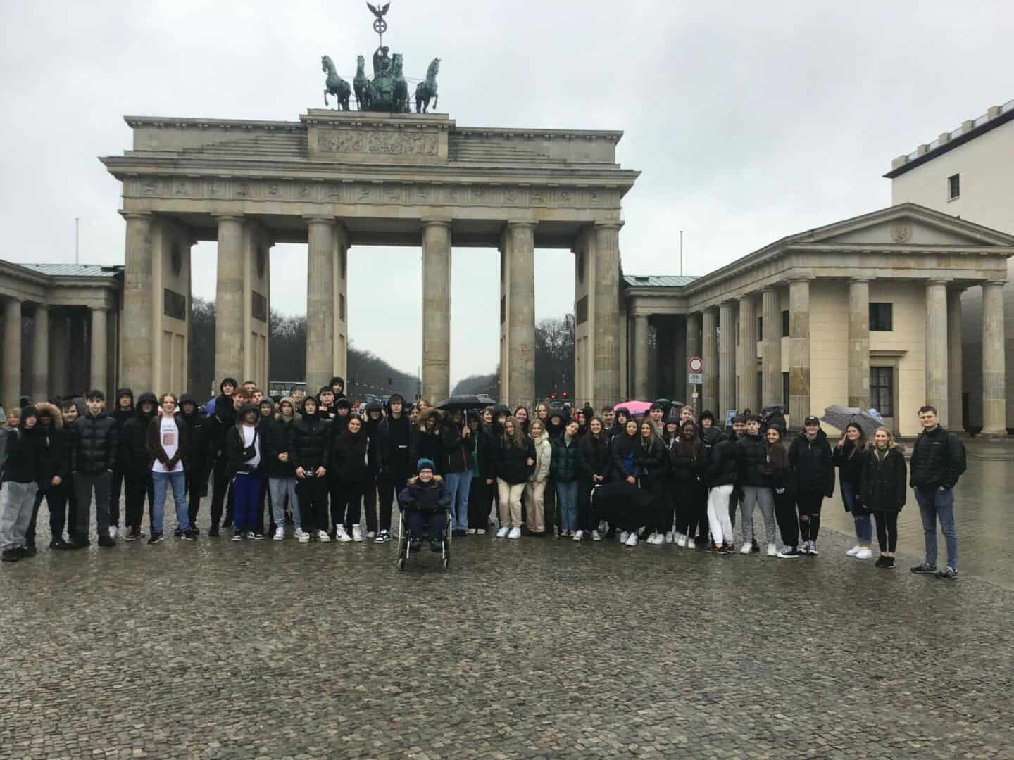 Students stand in front of the Brandenburg Gate